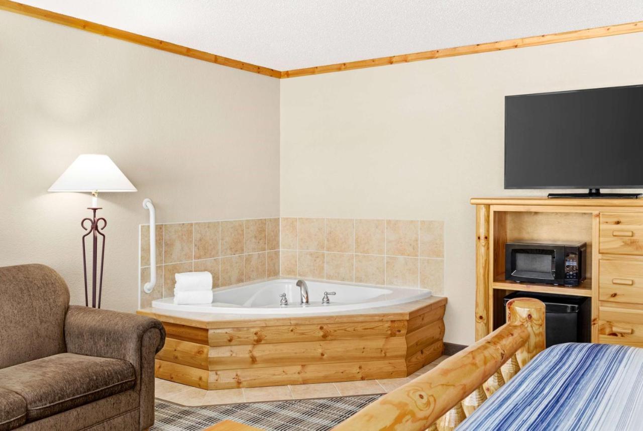 Americinn By Wyndham Roseau Екстериор снимка